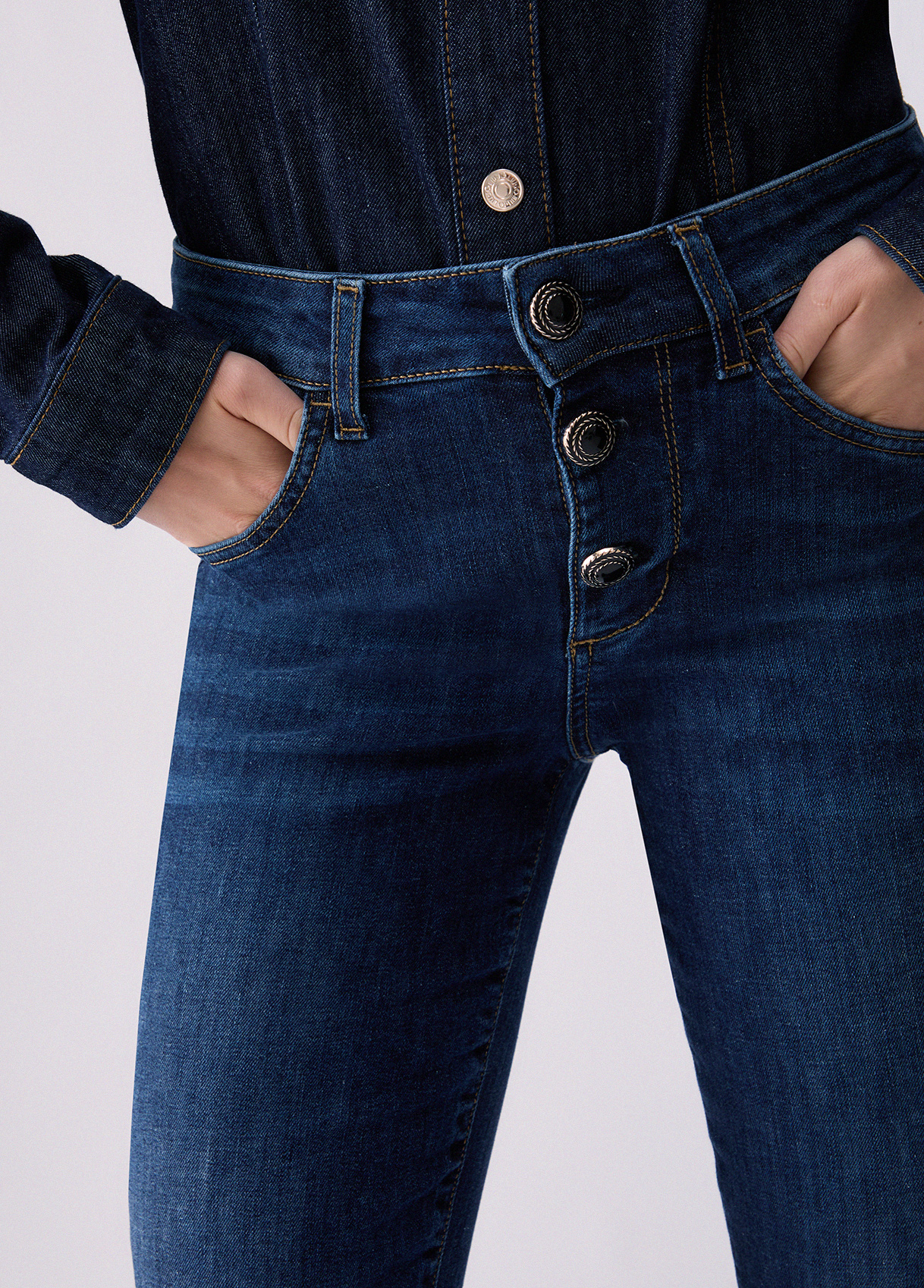 Jeans bootcut con botones joya - LIU.JO - Imagen 3